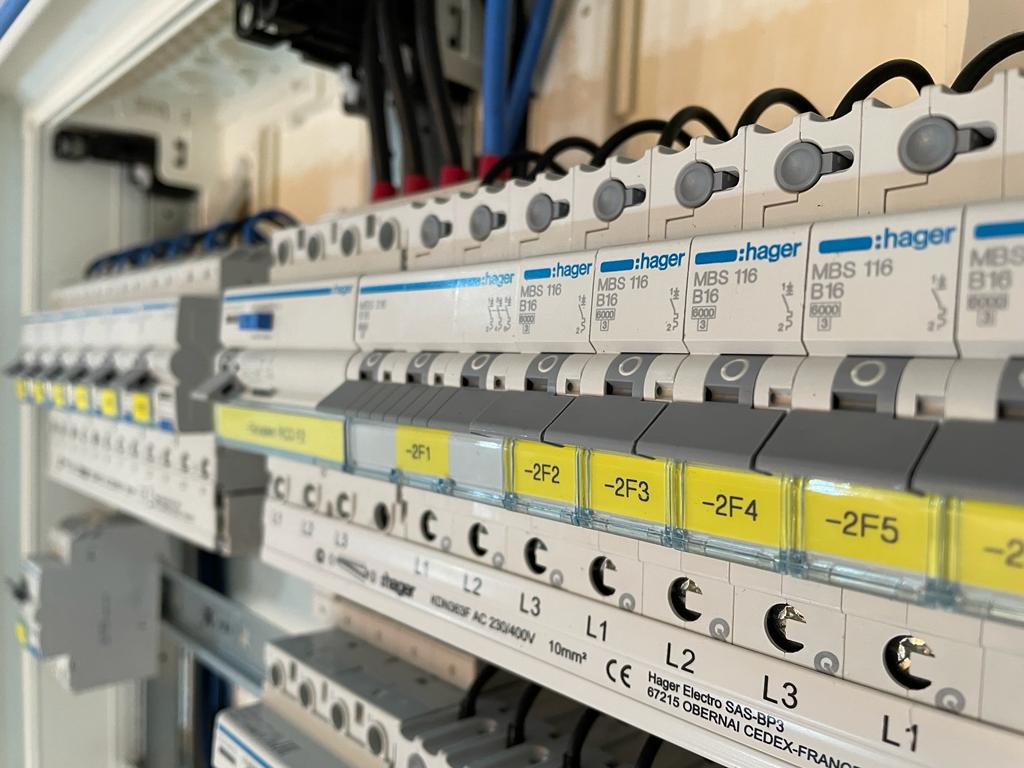 Professionelles Industrie-Kabelmanagement und Patchbox-Lösungen - Kundenbewertung zu Lening Elektrotechnik.